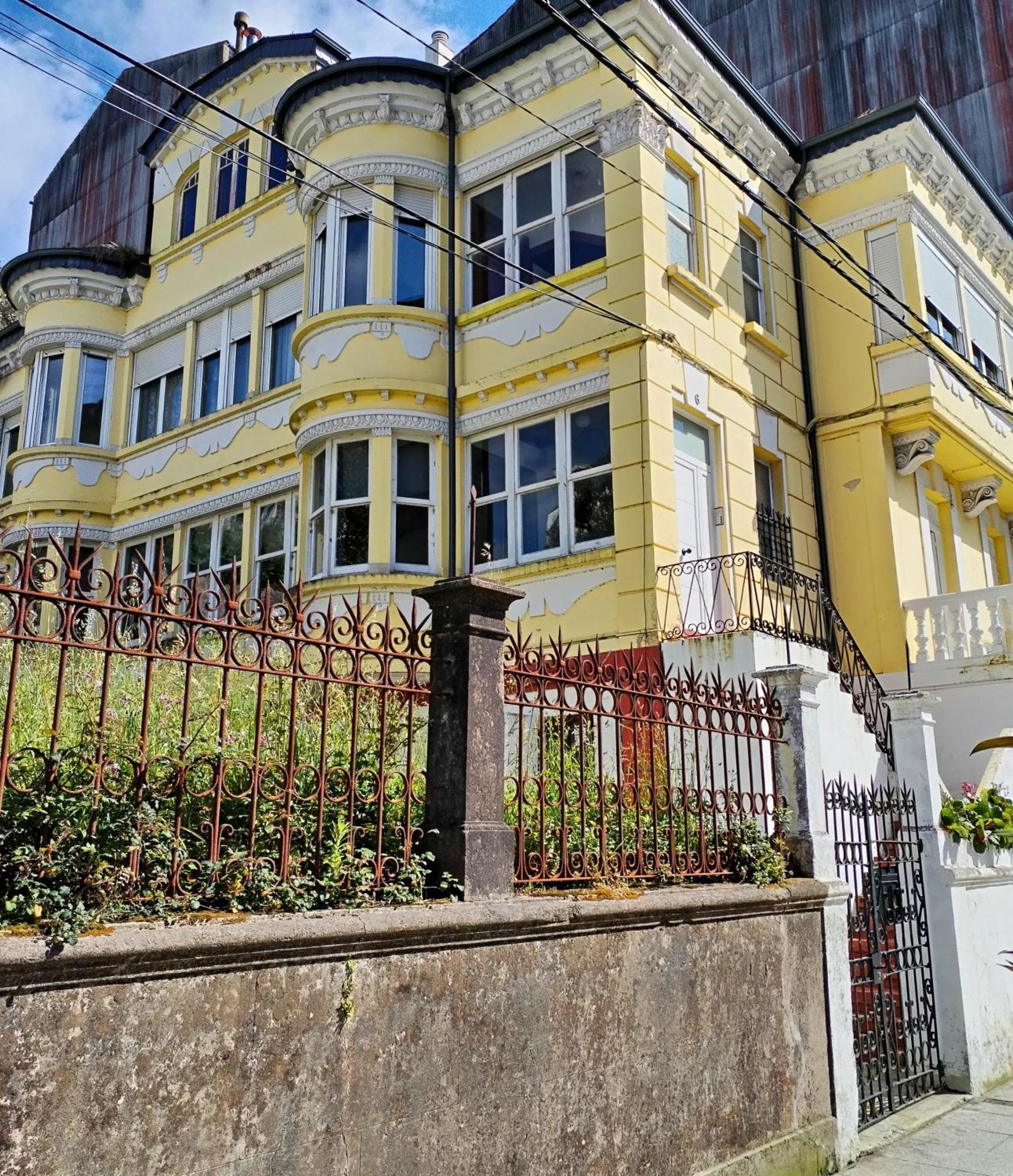 Yellow House Viveiro Esterno foto